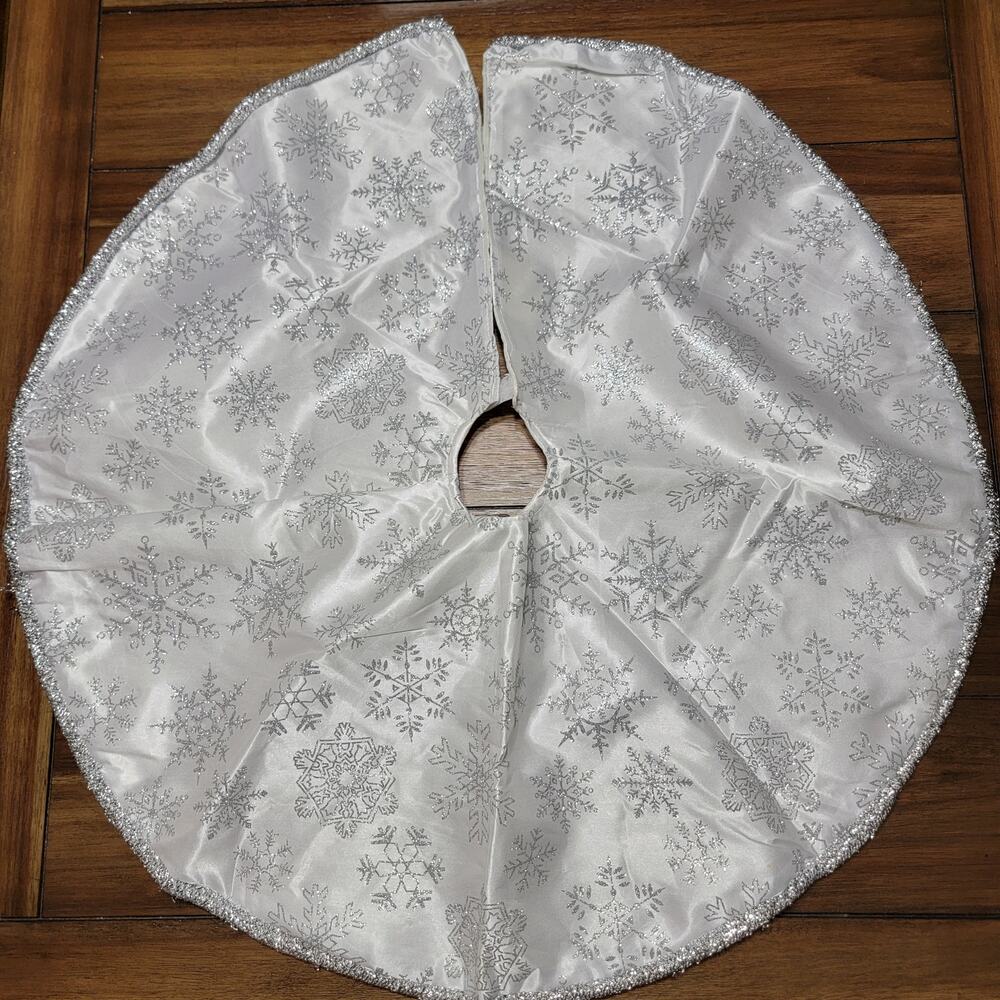 Silver Snowflake Glitter Tree Skirt
